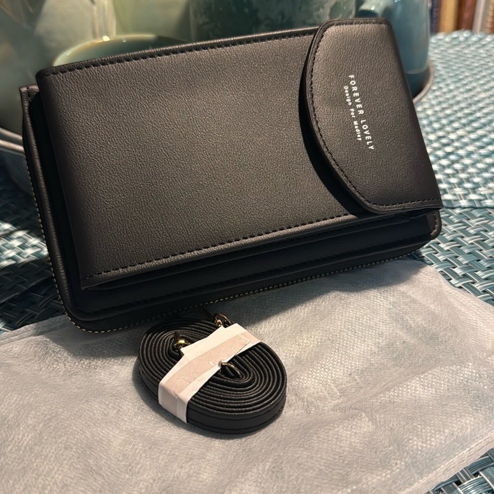 NWOT Forever Lovely Crossbody Wallet - Black